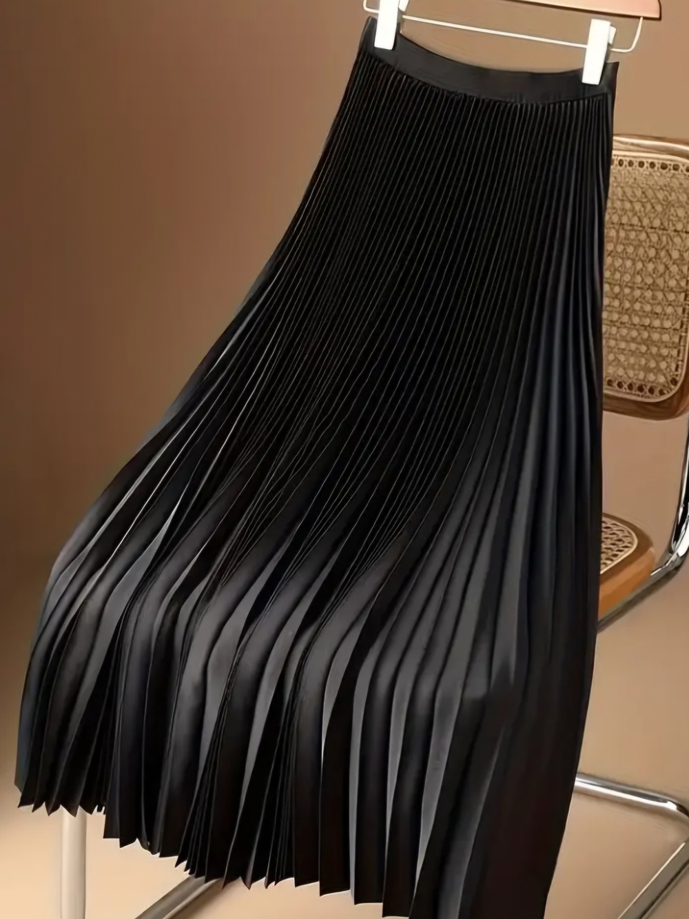 **THIS SKIRT IS GORGEOUS SHINNY LIKE SILK** Elegant Black Pleated Skirt Midi